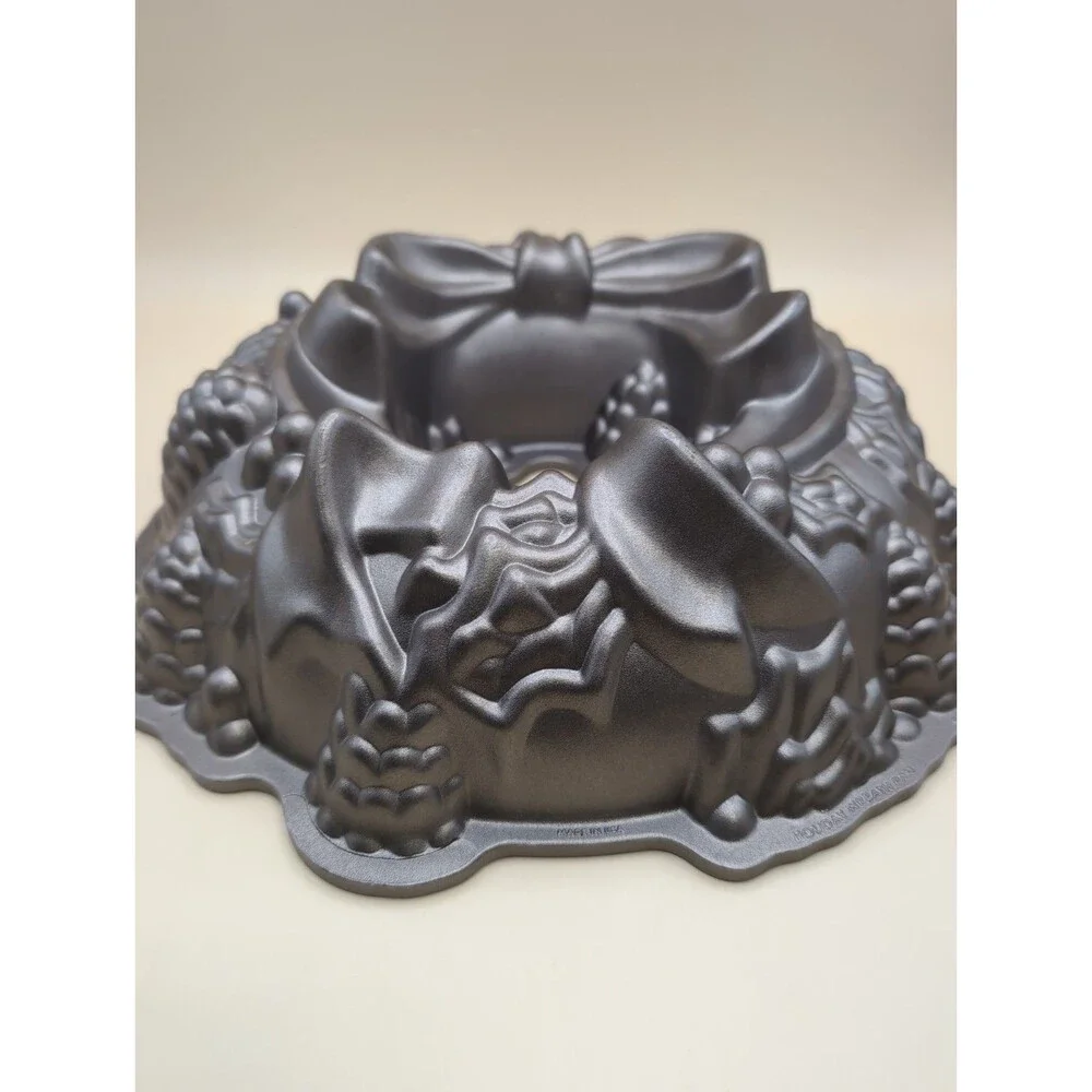 Nordic Ware Wreath Bundt Cake Pan Christmas Holiday Cast Aluminum Kitchenware